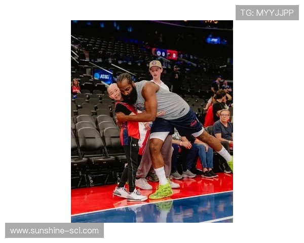 哈登意外邂逅足球巨星两位运动员的精彩瞬间引发球迷热议